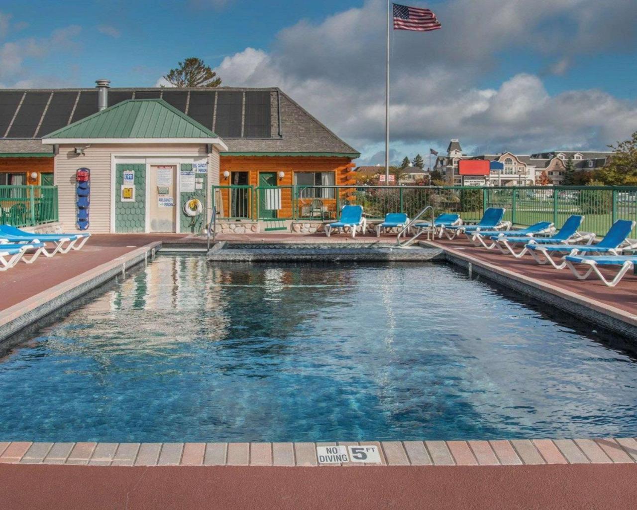 Econo Lodge Bayview ماكيناو سيتي المظهر الخارجي الصورة