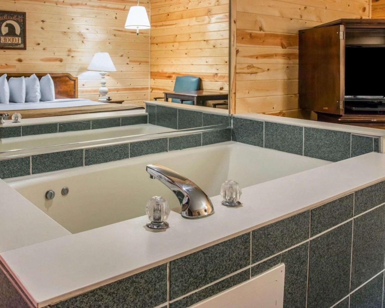 Econo Lodge Bayview ماكيناو سيتي المظهر الخارجي الصورة